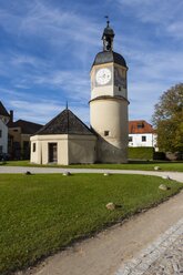 Deutschland, Bayern, Burghausen, Uhrenturm und Brunnenhaus der Burg Burghausen - AM001151