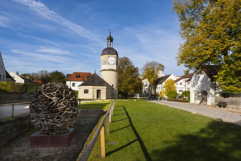 Deutschland, Bayern, Burghausen, Uhrenturm und Brunnenhaus der Burg Burghausen - AM001109