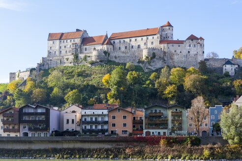 Deutschland, Bayern, Burghausen, Burganlage mit Salzach - AMF001108