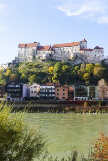 Deutschland, Bayern, Burghausen, Burganlage mit Salzach - AMF001107