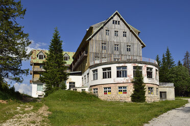 Montenegro, Ruine des historischen Hotels Durmitor im Durmitor-Nationalpark - ES000729