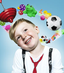 Kleiner Junge mit fliegendem Spielzeug um seinen Kopf, Composite - STKF000505