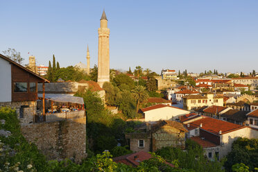 Türkei, Antalya, Blick auf die Altstadt mit Yivili-Minarett - SIE004655