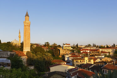 Türkei, Antalya, Blick auf die Altstadt mit Yivili-Minarett - SIEF004654