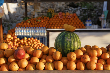 Türkei, Antalya, Orangen und Melone im Saftstand - SIEF004641