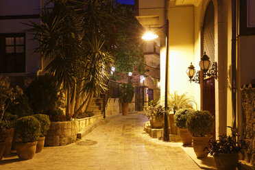 Türkei, Antalya, Narow-Gasse in der Altstadt bei Nacht - SIE004639