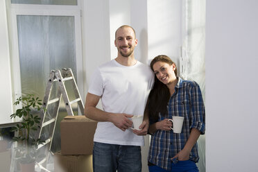 Junges Paar zieht in ein neues Haus ein und macht eine Kaffeepause - FKF000310