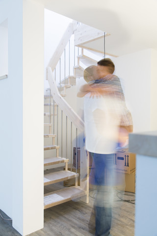 Glückliches junges Paar im neuen Zuhause, lizenzfreies Stockfoto