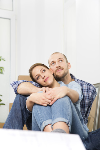 Junges Paar genießt sein neues Zuhause, lizenzfreies Stockfoto