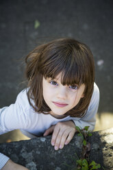 Portrait of little girl climbing on a wall - LV000319