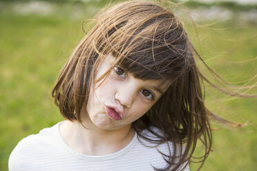Porträt eines kleinen Mädchens, das schmollt - LVF000316