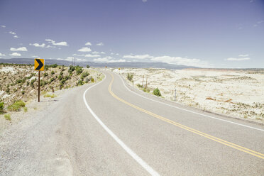 USA, Utah, leere Straße - MBEF000903