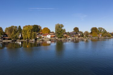 Deutschland, Bayern, Oberbayern, Chiemgau, Blick auf die Insel Frauenchiemsee - AMF001154