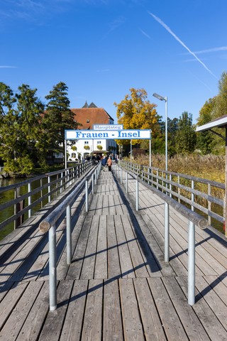 Deutschland, Bayern, Oberbayern, Chiemgau, Chiemsee, Frauenchiemsee, Steg, lizenzfreies Stockfoto