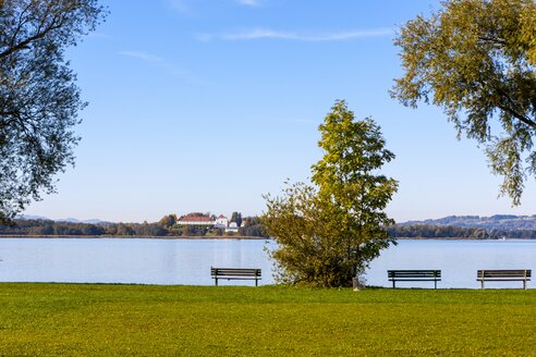 Deutschland, Bayern, Chiemgau, Chiemsee, Fraueninsel, Bänke - AMF001158