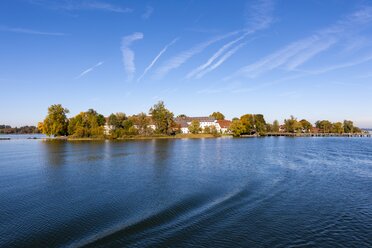 Deutschland, Bayern, Oberbayern, Chiemgau, Blick auf die Insel Frauenchiemsee - AMF001159