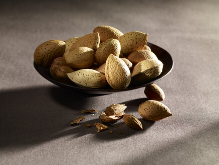 Almonds in bowl, close up - SRSF000377