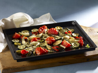 Mediterranean vegetables on baking tray - SRSF000374