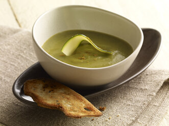 Zucchini-Currysuppe in Schale - SRSF000356