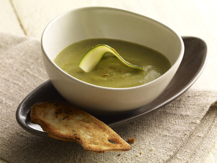 Zucchini curry soup in bowl - SRSF000356