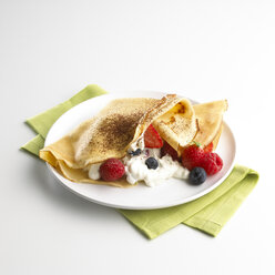 Crepe gefüllt mit Joghurt und Beeren - SRSF000354