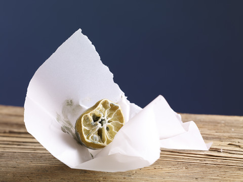Verrottende Zitrone in Papier, lizenzfreies Stockfoto