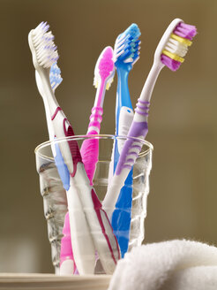 Toothbrushes in glass - SRSF000386
