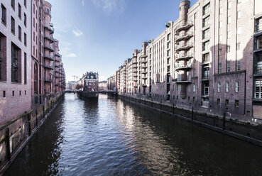 Deutschland, Hamburg, Hafencity, alte Gebäude und Brücke über den Kanal - OT000006