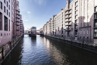 Germany, Hamburg, Hafencity, old buildiings and bridge over canal - OT000006