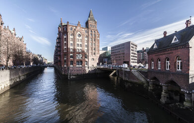 Deutschland, Hamburg, Hafencity, alte Gebäude und Brücke über den Kanal - OT000005