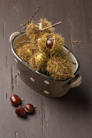 Esskastanien auf Holztisch, lizenzfreies Stockfoto