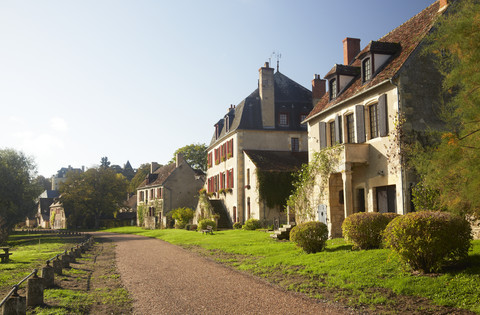 Frankreich, Departement Cher, Apremont-sur-Allier, Wohnhäuser, lizenzfreies Stockfoto