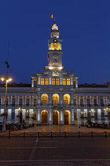 Rumänien, Crisana, Arad, Rathaus bei Nacht - GF000289