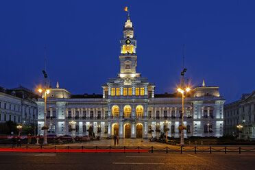 Rumänien, Crisana, Arad, Rathaus bei Nacht - GF000304