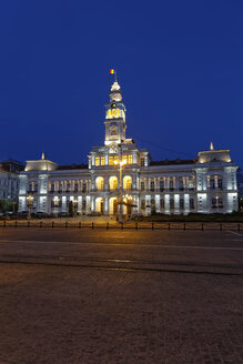 Rumänien, Crisana, Arad, Rathaus bei Nacht - GF000305