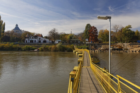 Rumänien, Crisana, Arad, Fußgängerbrücke über den Fluss Mures - GF000306