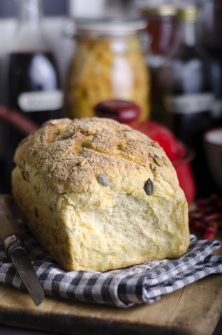 Selbstgebackenes Kürbiskernbrot, Studioaufnahme, lizenzfreies Stockfoto