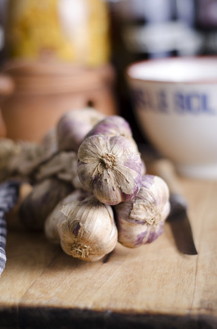 Französischer Knoblauchzopf auf Holzschneidebrett, lizenzfreies Stockfoto