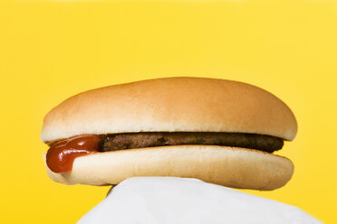 Hamburger with ketchup, studio shot - WSF000005