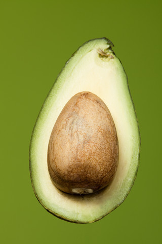 In Scheiben geschnittene Avocado (Persea americana), Studioaufnahme, lizenzfreies Stockfoto