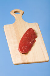 Raw piece of meat on wooden chopping board - WSF000014