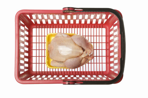 Einkaufskorb mit Huhn in transparenter Plastikverpackung, Studioaufnahme - WSF000018