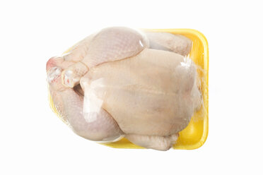 Huhn in transparenter Plastikverpackung, Studioaufnahme - WSF000019