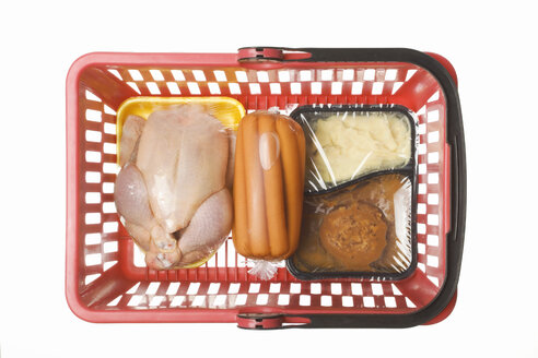 Einkaufskorb mit Fertiggerichten, Wurstkonserven und einem Huhn in durchsichtiger Plastikverpackung, Studioaufnahme - WSF000021