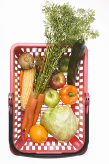 Einkaufskorb mit verschiedenen Gemüse- und Obstsorten, Studioaufnahme - WSF000043