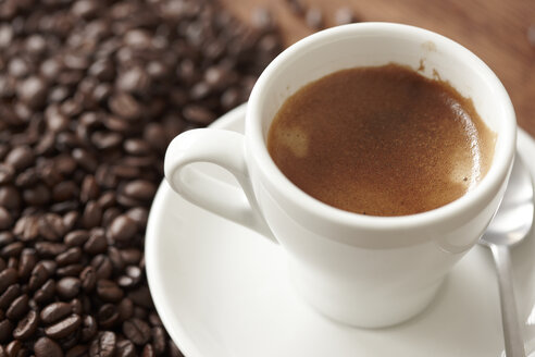 Espresso und Kaffeebohnen auf dem Tisch - STKF000619