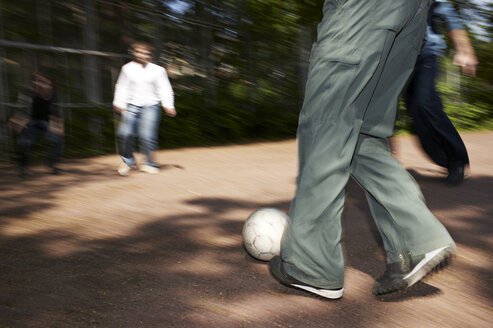 Freunde spielen Fußball auf dem Fußballplatz - STKF000684