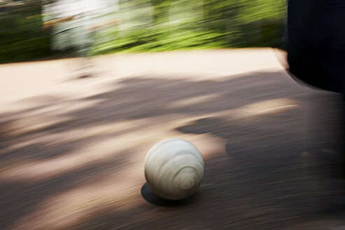 Freunde spielen Fußball auf dem Fußballplatz - STKF000655