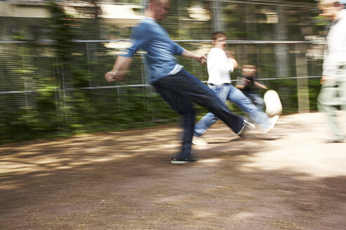 Freunde spielen Fußball auf dem Fußballplatz - STKF000685