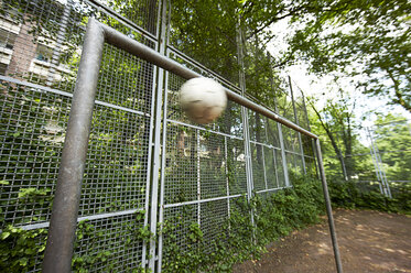 Fußball in der Luft vor dem Tor - STKF000661
